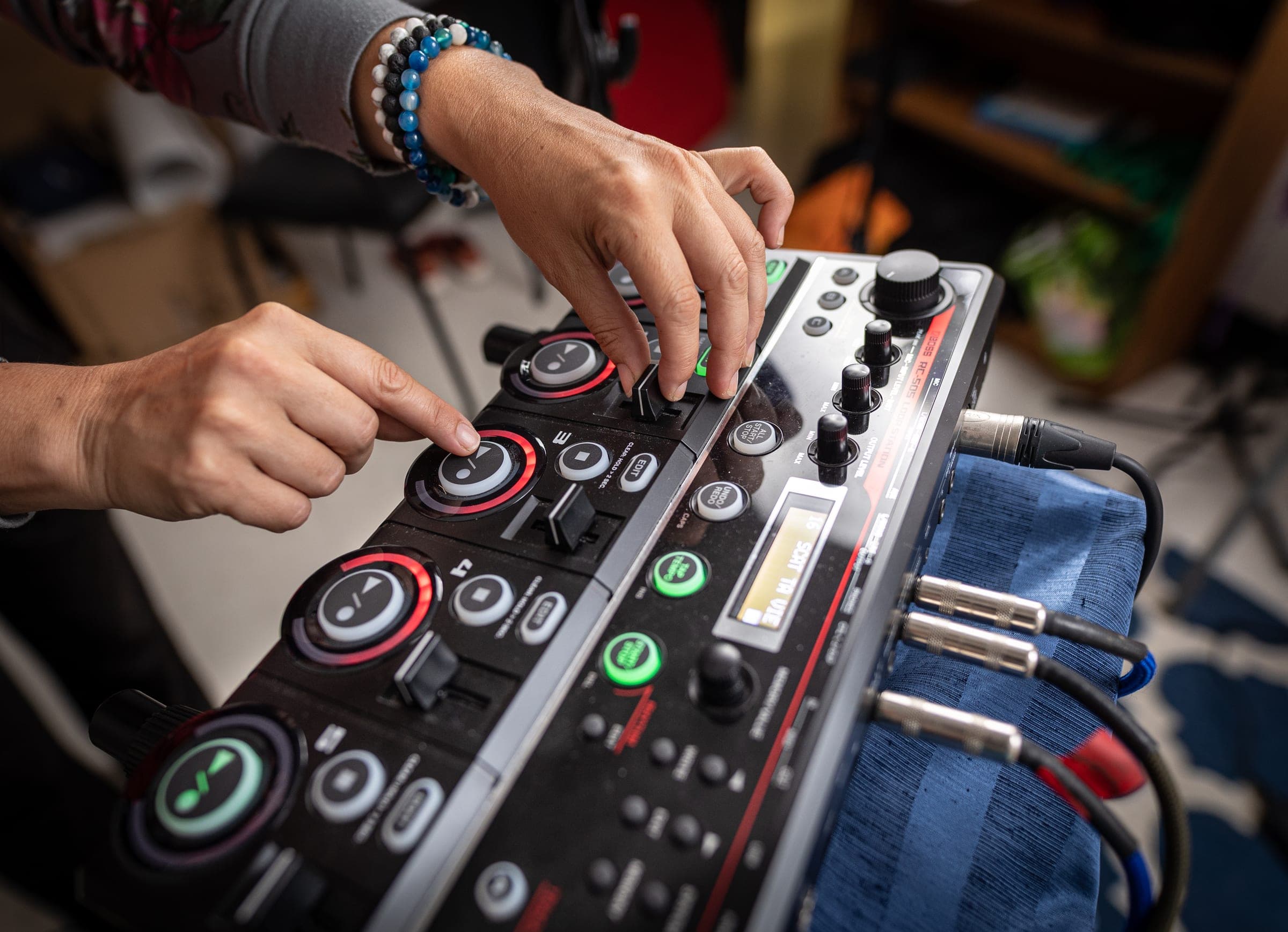 Les mains de Karine sur les boutons de son looper.